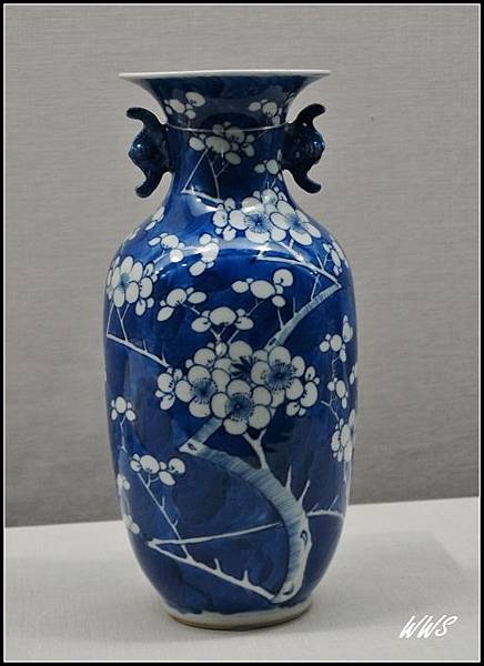 40藍地白梅雙蝠耳瓶 1662
