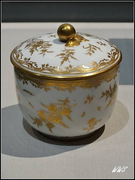 41法國賽佛爾窯 白地金彩花卉蓋罐 1783