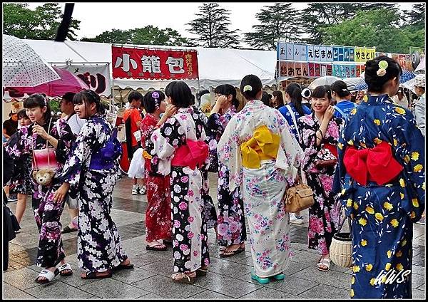 2西公園穿著浴衣參加園遊會的年輕女孩