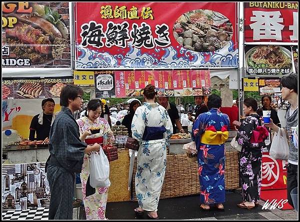 4西公園穿著浴衣逛美食攤的年輕人