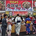 4西公園穿著浴衣逛美食攤的年輕人