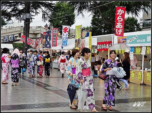 5下雨穿浴衣逛園遊會人潮不減