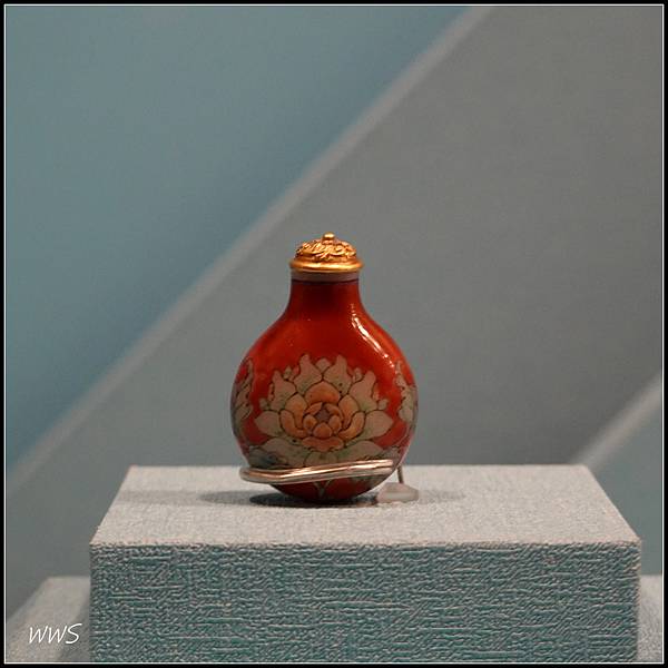 92清18世紀 玻璃胎畫琺瑯紅地牡丹鼻煙壺