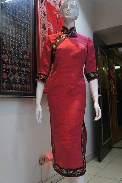 紅色緄花邊旗袍