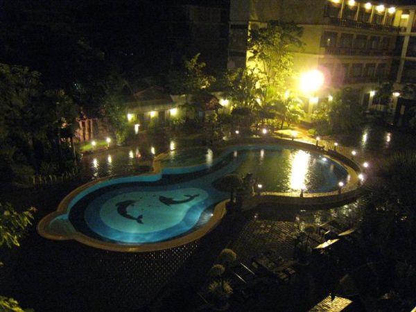 夜晚的飯店泳池