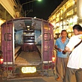 姐夫在付錢給雙條車司機