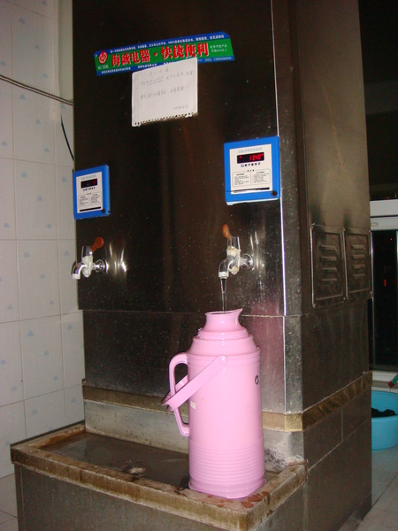 0309  用一卡通拿暖壺去水房裝熱水示意圖
