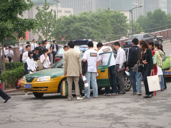 0517  路邊的計程車和行人似乎起了衝突