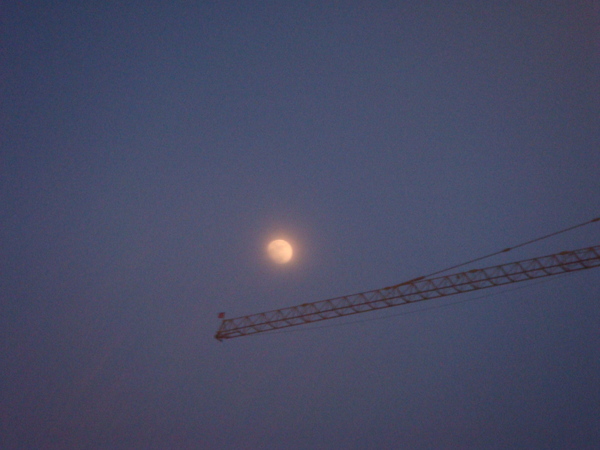 0517  傍晚的月亮