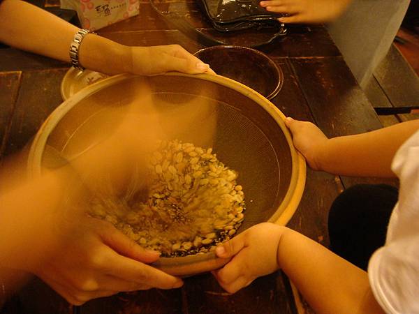 彤彤的小手也很努力的幫忙扶住缽