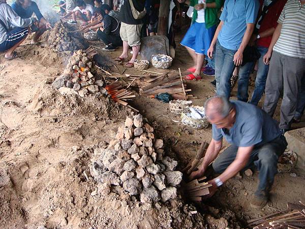 番薯伯一窯一窯的幫大家生火