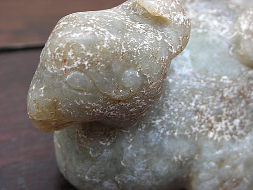 灰沁: 古玉表面之灰皮,盘久消失,水洗后复出.