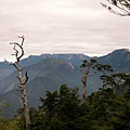 厚厚的雲層，把山頂都覆蓋住了