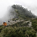 怕變天，急急忙忙又下山