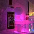 吧台，前面的大酒瓶也是冰雕