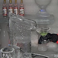 冰杯，裡面裝的酒不錯喝，不過還是要帶著手套拿，真是煞風景