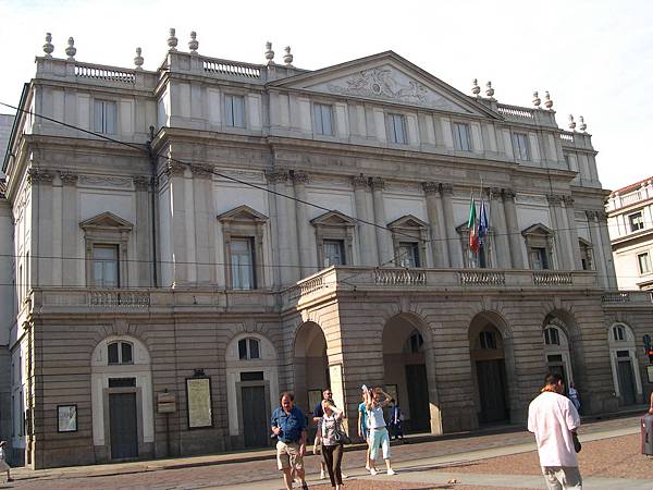 有名的斯卡拉歌劇院，不能進去聽表演真是可惜