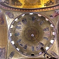 教堂內部布滿金箔玻璃馬賽克拼出的壁畫真是富麗堂皇