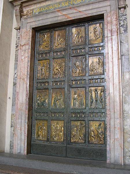 聖彼得大教堂前重重的門，上面都是聖經故事