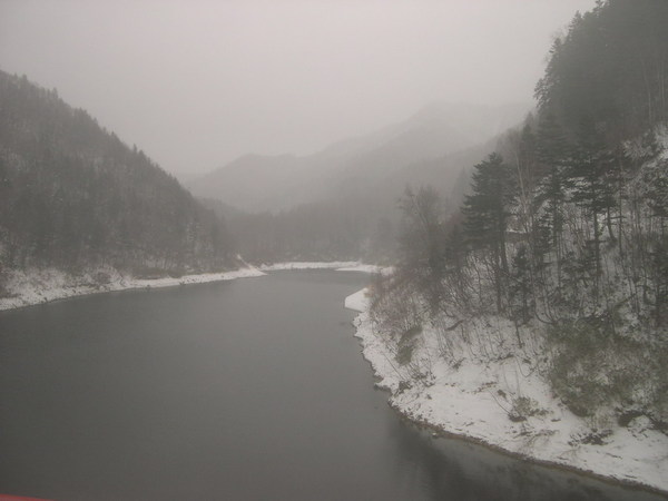 除了水庫，還經過了河流