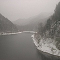 除了水庫，還經過了河流