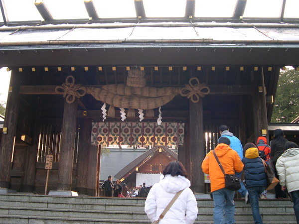 大門，麻繩與白布條，是日本寺廟特色