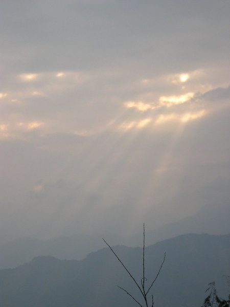 陽光從雲層間透出來了