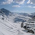 道路通過高山隘口，讓我們看到漂亮的雪景