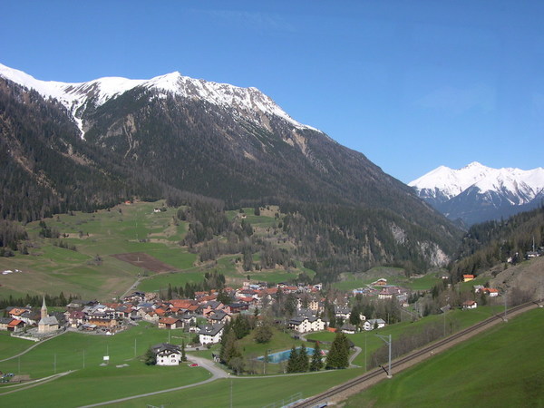列車在山中穿梭，常可以看到山谷中的小村落