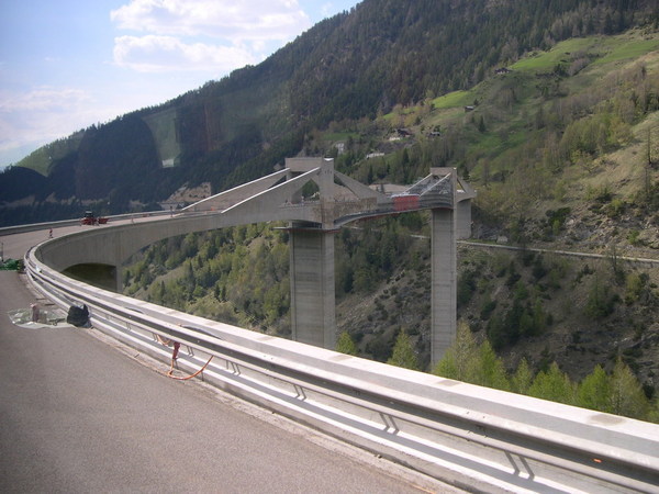 跨越河谷，很高的橋