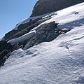 地勢較陡的地方，雪滑落就看見岩石了