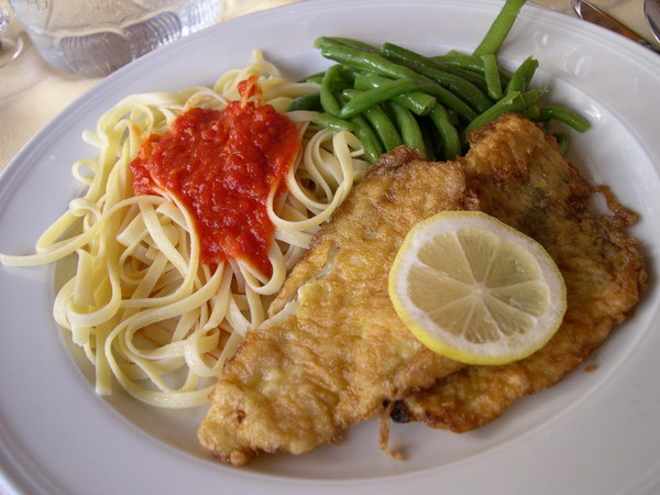 午餐的魚排，加了胡椒和檸檬之後還不錯