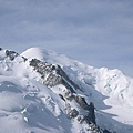 白朗峰是阿爾卑斯山脈最高峰，標高4807m，拉近拍一張，好厚的糖霜喔～