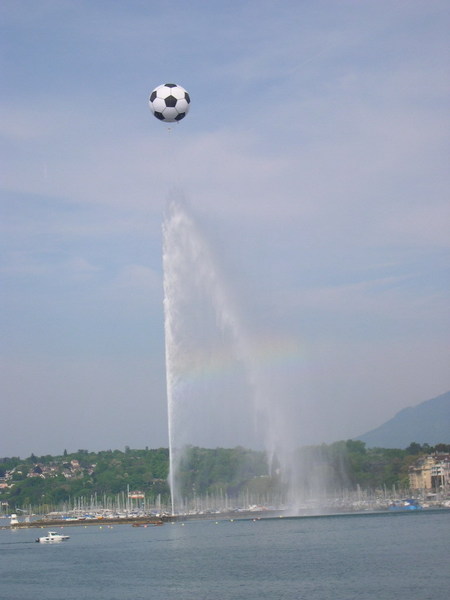 因為今年瑞士主辦歐洲盃足球賽，所以掛了一個足球在上面，可以看到彩虹耶～