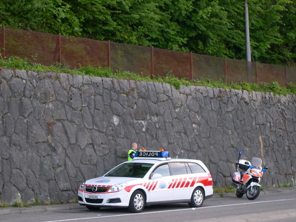 難得發現警車，為什麼POLICE要倒著寫啊