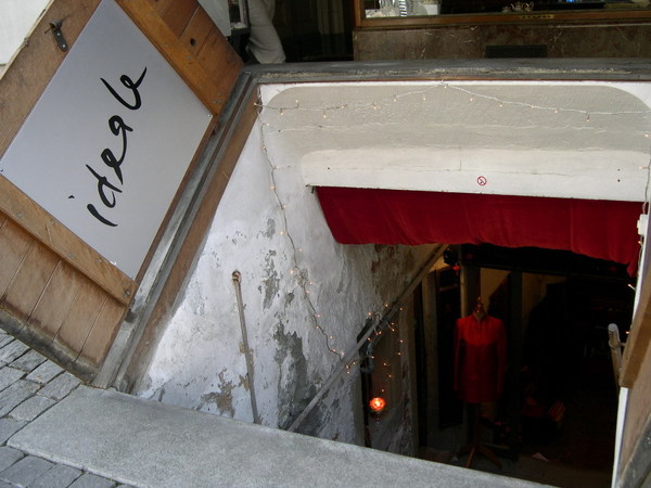 路邊的地下室，很多也是營業中的小店
