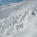 山壁上的雪塊，看得非常清楚