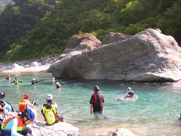 巨大的岩石旁，成了跳水練習場