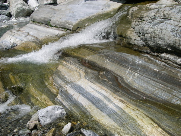 漂亮的岩石紋理，有了溪水的浸潤，更加清楚了
