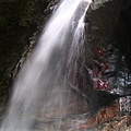 峽谷盡頭的瀑布，在水的沖刷下玫瑰石顯露出來了