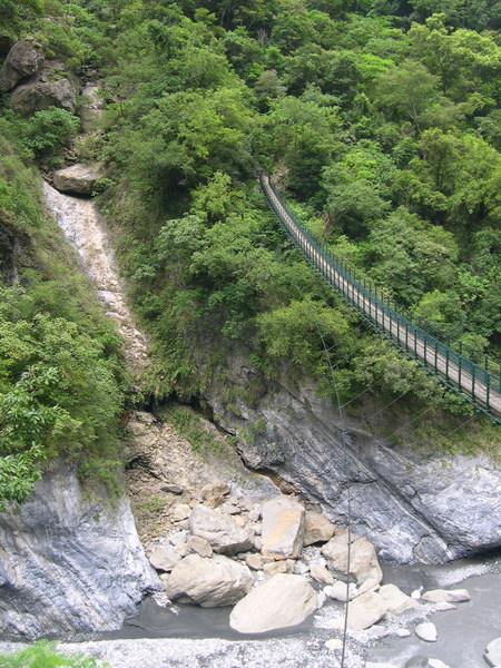 錐麓吊橋，通往錐麓古道，古道快要開放了喔～