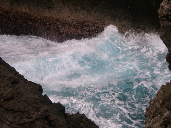 衝進海溝的海水，力道相當強勁