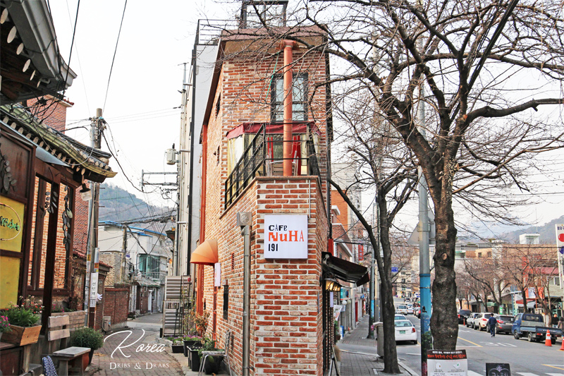 곧게 뻗은 나무들과 함께하는 서촌의 고요한 겨울 풍경.
