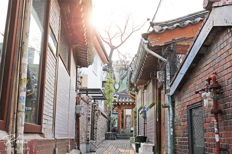 전통적인 고풍스런 ambiance가 있는 서촌의 주택 벽면.