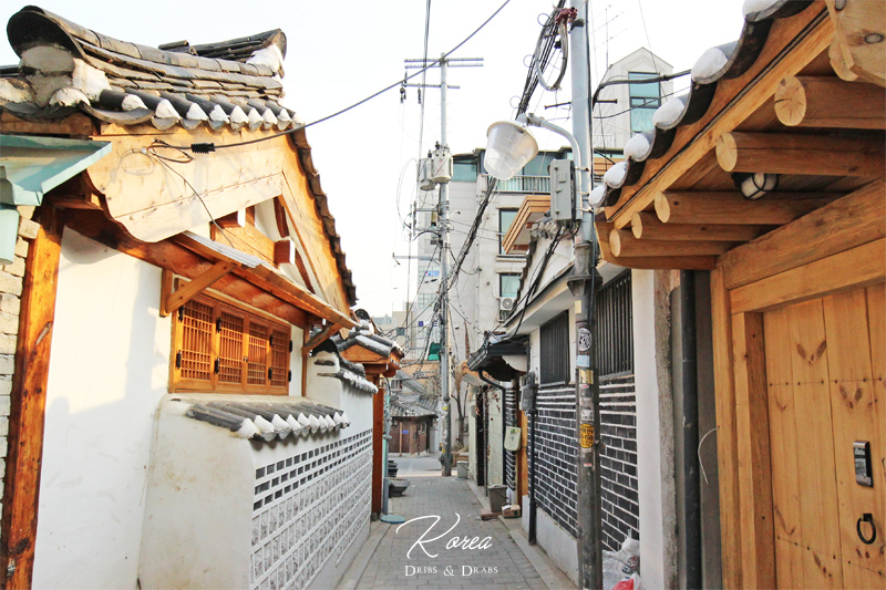 서촌 거리 위의 얽히고설킨 전선들, 도시의 독특한 감성을 담은 이미지.