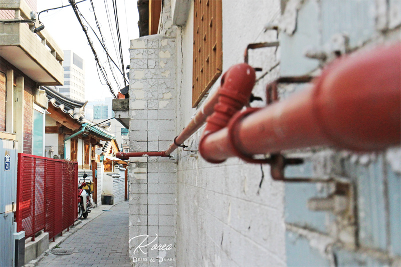 서촌의 빈티지한 주택과 현대식 아파트가 어우러진 거리 풍경.