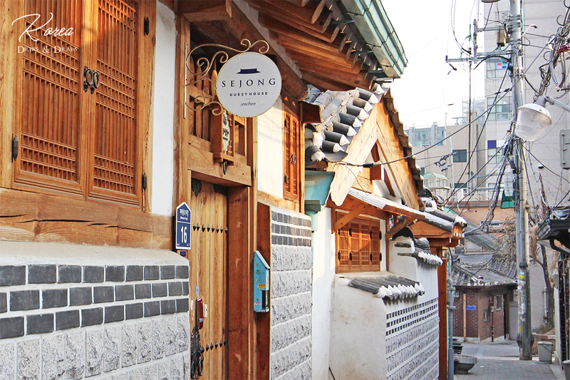 고즈넉한 서촌의 전통 한옥, 현대적 감각의 카페와 갤러리가 어우러진 거리 풍경.