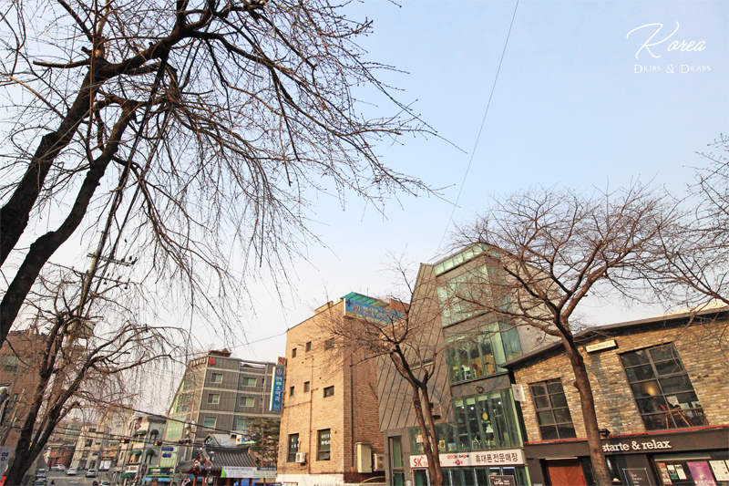 서촌을 배경으로 한 드라마 촬영지로 유명한 거리의 카페.