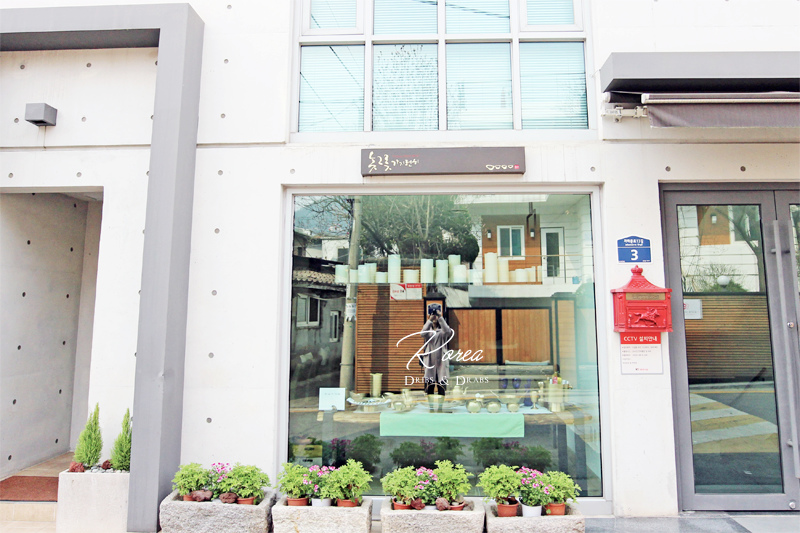 한국식 전통 금속 재료를 사용하는 매장과 카페의 독특한 조화.