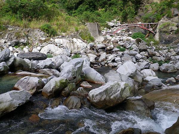 十文溪和佳保溪匯流口，上方有廢棄鐵橋